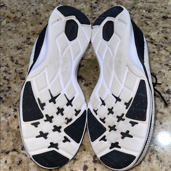 Nike Training Lightweight Mesh Sneakers in White and Black - Picture 8 of 12